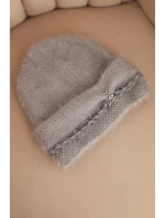 Dámská zimní čepice model 21441678 s perlami a ozdobným vzorem šedá - K-Fashion Dámská zimní čepice model 21441678 s perlami a ozdobným vzorem šedá - K-Fashion