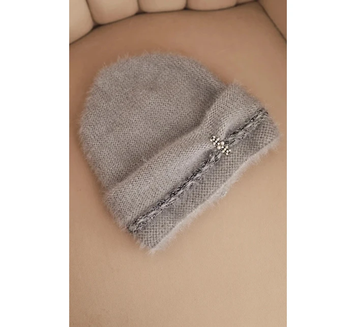 Dámská zimní čepice model 21441678 s perlami a ozdobným vzorem šedá - K-Fashion Dámská zimní čepice model 21441678 s perlami a ozdobným vzorem šedá - K-Fashion