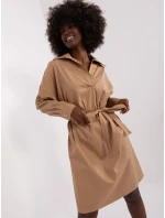 Sukienka CHA SK model 20129351 ciemny bezowy - FPrice Sukienka CHA SK model 20129351 ciemny bezowy - FPrice