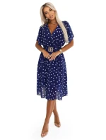 Smyslné bílé šaty s obálkovým výstřihem a ozdobným páskem tmavě modré model 21295804 - numoco basic