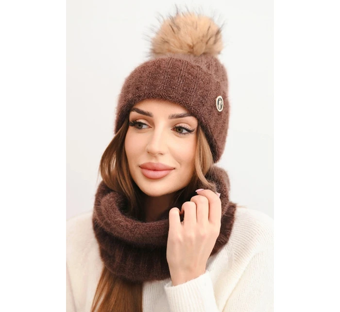 Dámská zimní souprava s bambulí a nákrčníkem hnědá Dámská zimní souprava s bambulí a nákrčníkem hnědá