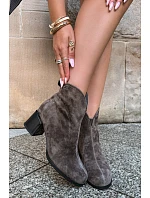 Kožené semišové kotníkové boty na podpatku model 22391083 Khaki - VINCEZA Kožené semišové kotníkové boty na podpatku model 22391083 Khaki - VINCEZA