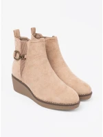 Výborné hnědé dámské kotníčkové boty na klínku Výborné hnědé dámské kotníčkové boty na klínku