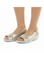 Dámské sandály na platformě zlaté eVento model 21906718