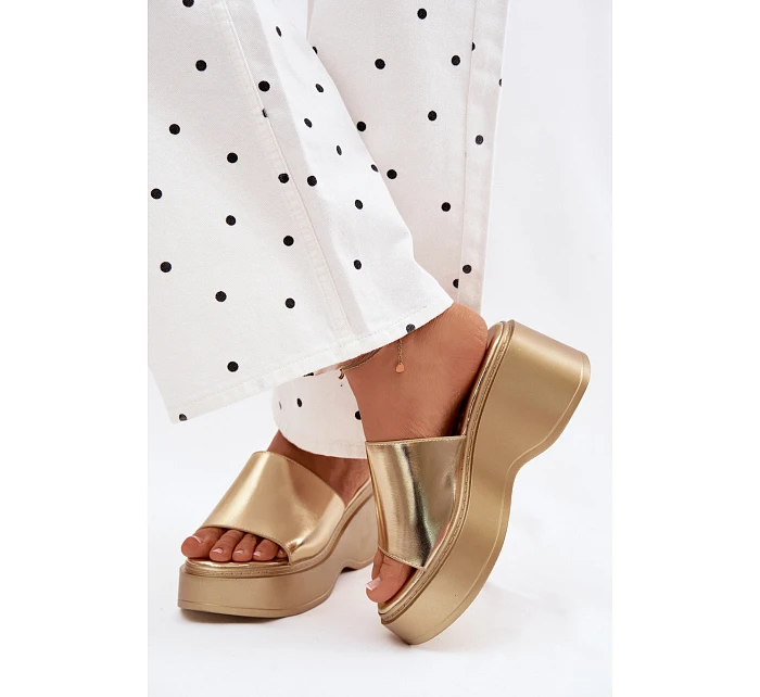 Dámské sandály na platformě zlaté model 22107212 - Boto