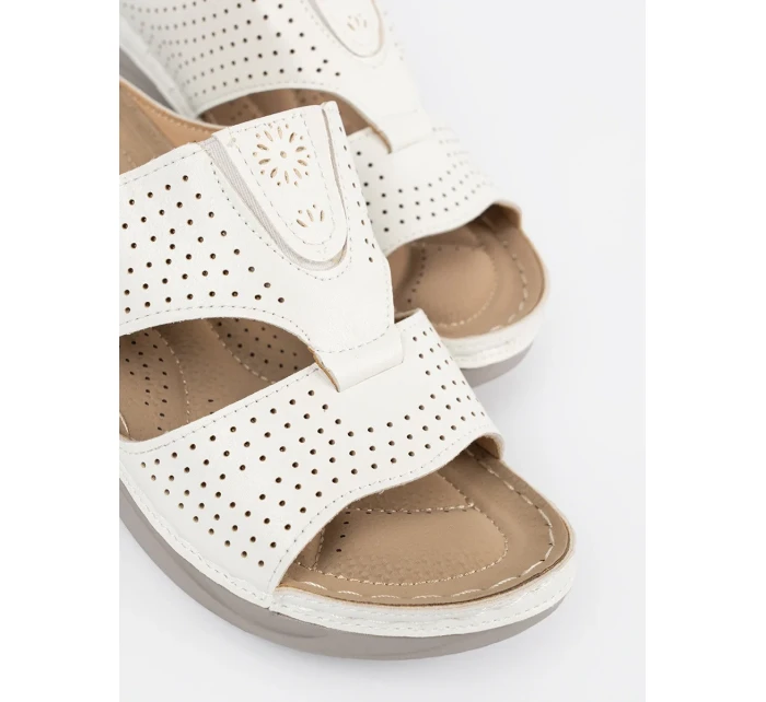 Pěkné dámské bílé  nazouváky na plochém podpatku