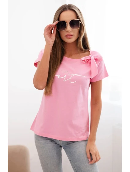 Dámská bavlněná halenka s mašlí na model 22014301 a s potiskem světle růžová - K-Fashion Dámská bavlněná halenka s mašlí na model 22014301 a s potiskem světle růžová - K-Fashion