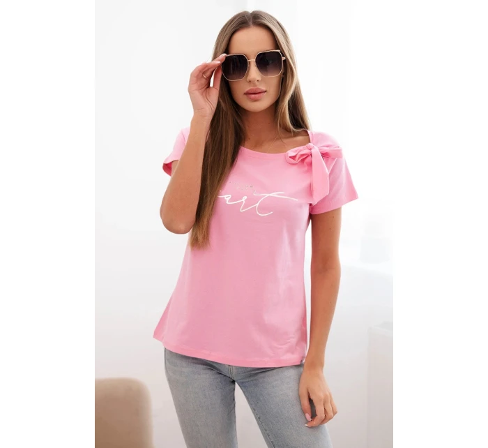 Dámská bavlněná halenka s mašlí na model 22014301 a s potiskem světle růžová - K-Fashion Dámská bavlněná halenka s mašlí na model 22014301 a s potiskem světle růžová - K-Fashion