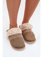 Dámské pantofle s kožešinou a výšivkou zelené model 21772626 - Boto Dámské pantofle s kožešinou a výšivkou zelené model 21772626 - Boto