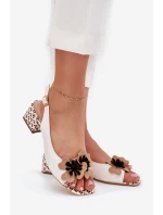 Kožené dámské sandály na klínku s ozdobným květem Laura Messi 2973 bílé Kožené dámské sandály na klínku s ozdobným květem Laura Messi 2973 bílé