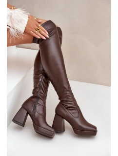 Přiléhavé kozačky nad kolena na podpatku tmavě hnědé model 21681373 - Boto