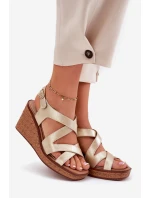 Dámské sandály na klínu model 21694686 zlaté - SERGIO LEONE