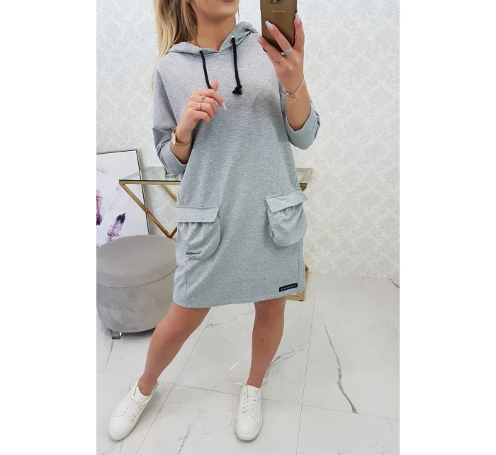 Šedé šaty s kapucí