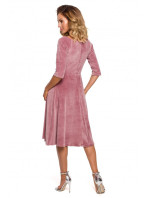 Sametové zavinovací midi šaty  růžové model 18003864 - Moe