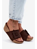 Kožené semišové dámské pantofle na platformě s ozdobným květinou Zazoo 40312 Hnědé