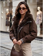 Krótka kurtka damska z brązowa model 22341043 - FashionStreet Krótka kurtka damska z brązowa model 22341043 - FashionStreet