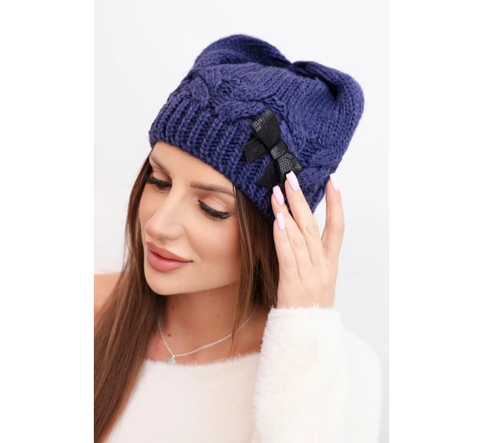 Dámská zimní čepice s ozdobnou mašlí a copánkovým vzorem K438 tmavě fialová