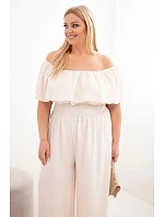 Dámská kombinéza Plus Size s model 22092410 výstřihem, volánem a širokými nohavicemi béžový - K-Fashion