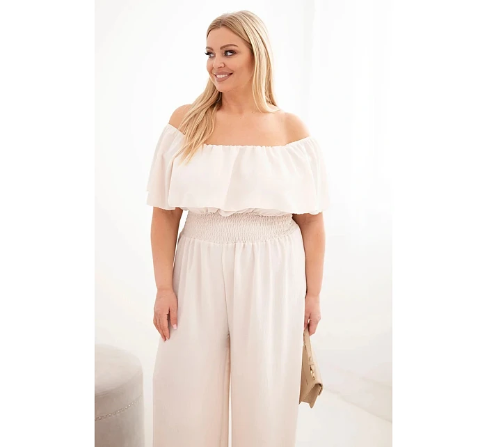 Dámská kombinéza Plus Size s model 22092410 výstřihem, volánem a širokými nohavicemi béžový - K-Fashion