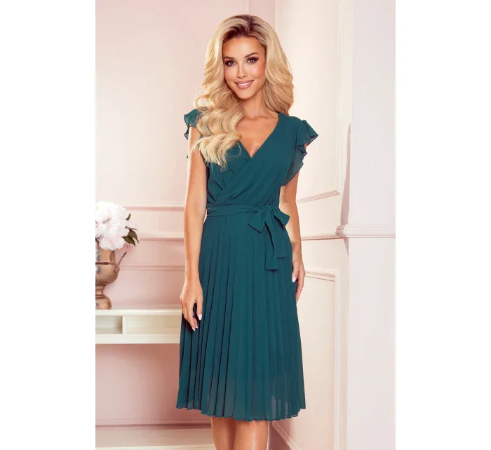 POLINA - Plisované dámské šaty v lahvově zelené barvě s výstřihem a volánky 374-1 POLINA - Plisované dámské šaty v lahvově zelené barvě s výstřihem a volánky 374-1