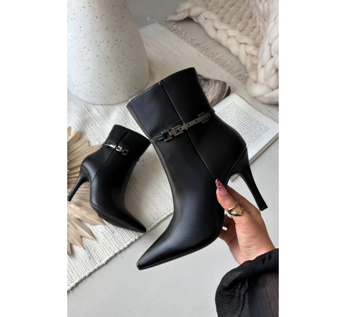 Dámské kotníkové boty na podpatku s páskem a vyhřívané černé model 21710807 - Boto Dámské kotníkové boty na podpatku s páskem a vyhřívané černé model 21710807 - Boto