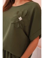 Dámský komplet z viskózy s ozdobným květem a širokými kalhotami - khaki Dámský komplet z viskózy s ozdobným květem a širokými kalhotami - khaki