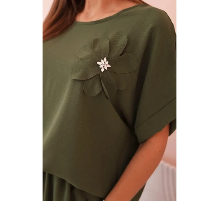 Dámský komplet z viskózy s ozdobným květem a širokými kalhotami - khaki Dámský komplet z viskózy s ozdobným květem a širokými kalhotami - khaki