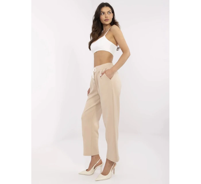 Kalhoty DHJ SP model 21034936 světle béžové - FPrice Kalhoty DHJ SP model 21034936 světle béžové - FPrice