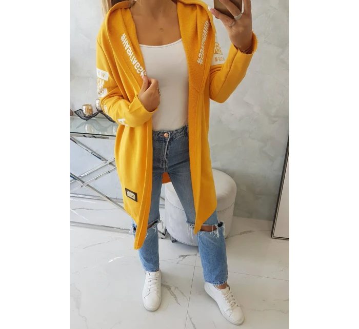 Plášť s hořčičným nápisem