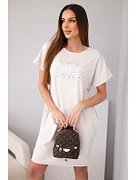 Dámské viskózové šaty s krátkým rukávem a ozdobným potiskem béžové Dámské viskózové šaty s krátkým rukávem a ozdobným potiskem béžové