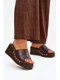 Dámské pantofle na platformě se zlatými sponami hnědé model 21918845 - Boto