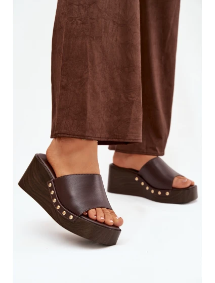 Dámské pantofle na platformě se zlatými sponami hnědé model 21918845 - Boto