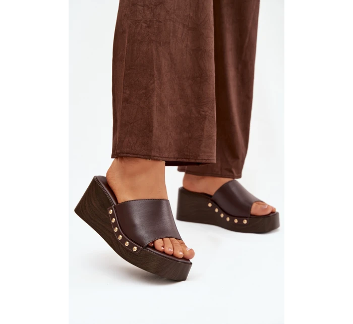 Dámské pantofle na platformě se zlatými sponami hnědé model 21918845 - Boto