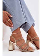 Dámské sandály na podpatku s pásky a kamínky Zlaté model 22027983 - Boto Dámské sandály na podpatku s pásky a kamínky Zlaté model 22027983 - Boto