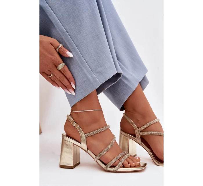 Dámské sandály na podpatku s pásky a kamínky Zlaté model 22027983 - Boto Dámské sandály na podpatku s pásky a kamínky Zlaté model 22027983 - Boto