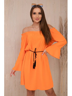 Šaty svázané v pase šňůrkou na oranžovou barvu