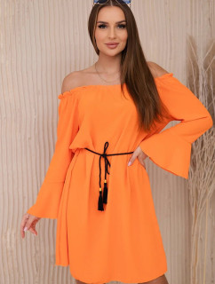 Šaty svázané v pase šňůrkou na oranžovou barvu