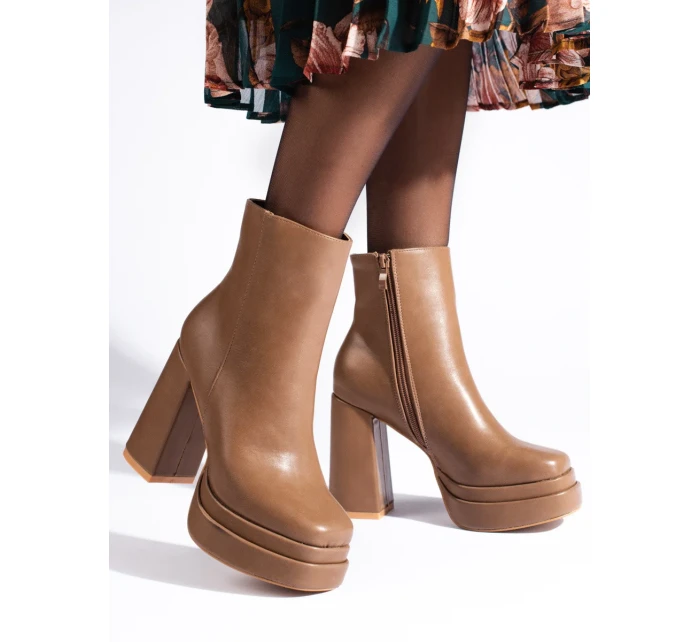 Stylové hnědé dámské kotníčkové boty na širokém podpatku Stylové hnědé dámské kotníčkové boty na širokém podpatku