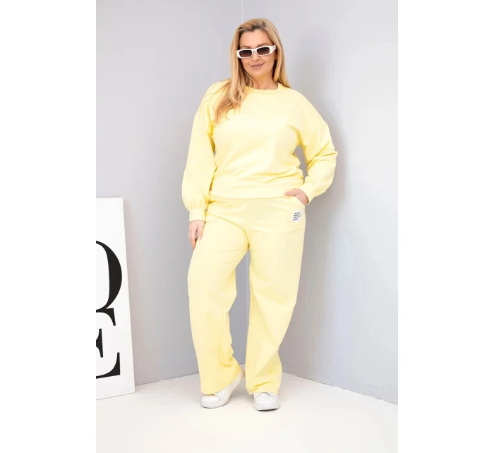 Dámský komplet Plus Size bavlněný s volnou mikinou a kalhotami s širokou nohavicí žlutý