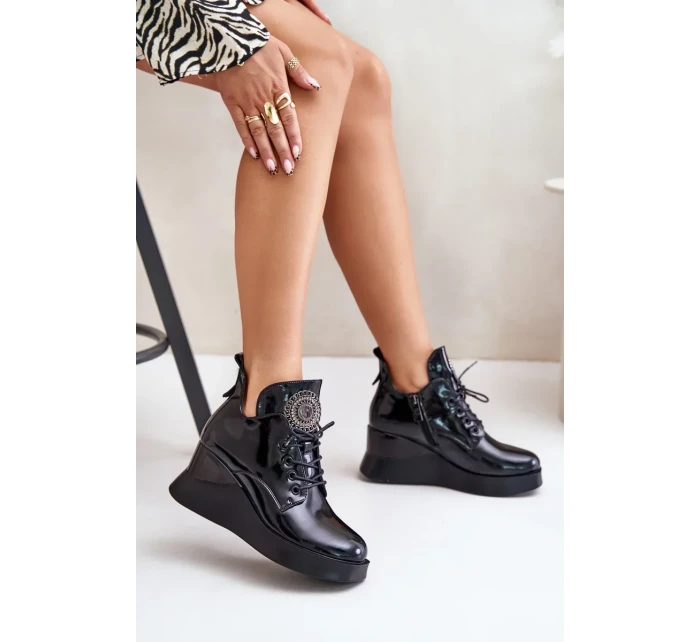 Dámské lakované kotníkové boty na klínku zateplené Vinceza černé Dámské lakované kotníkové boty na klínku zateplené Vinceza černé