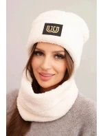 Dámská polarová souprava čepice a šála s ozdobnou nášivkou světle béžová Dámská polarová souprava čepice a šála s ozdobnou nášivkou světle béžová