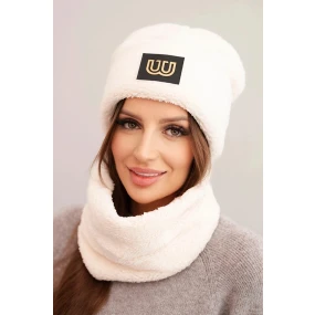 Dámská polarová souprava čepice a šála s ozdobnou nášivkou světle béžová Dámská polarová souprava čepice a šála s ozdobnou nášivkou světle béžová