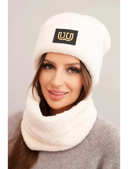 Dámská model 21495019 souprava čepice a šála s ozdobnou nášivkou světle béžová - K-Fashion Dámská model 21495019 souprava čepice a šála s ozdobnou nášivkou světle béžová - K-Fashion