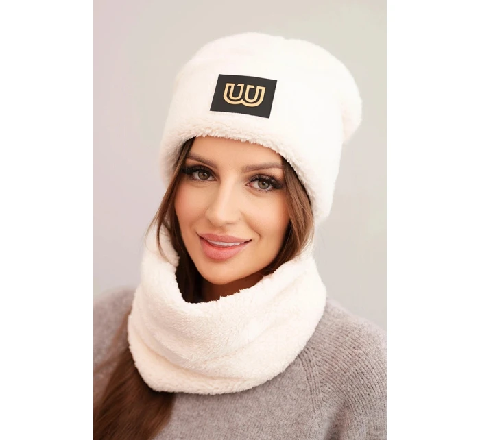 Dámská polarová souprava čepice a šála s ozdobnou nášivkou světle béžová Dámská polarová souprava čepice a šála s ozdobnou nášivkou světle béžová