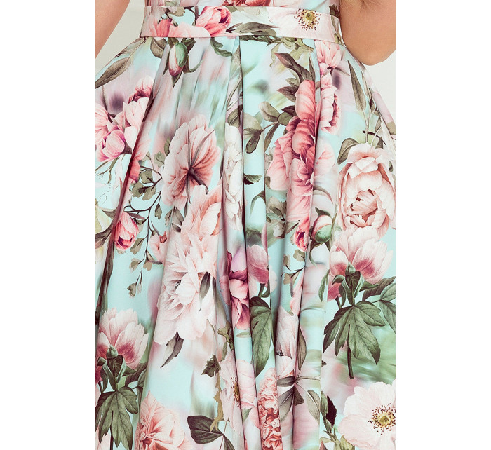 MAYA - Dámské šaty s delším zadním dílem, výstřihem, opaskem a vzorem růžových květů 478-1