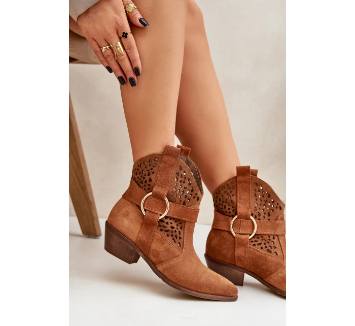 Semišové kotníkové boty v cowboyském stylu s perforací na podpatku 2994 Camel