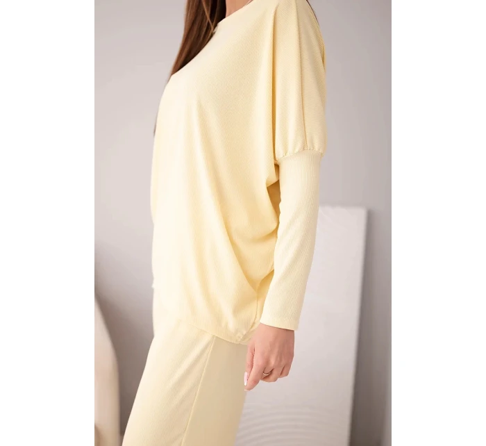 Dámský komplet z viskózy s volnou blůzou a kalhotami žlutý Dámský komplet z viskózy s volnou blůzou a kalhotami žlutý