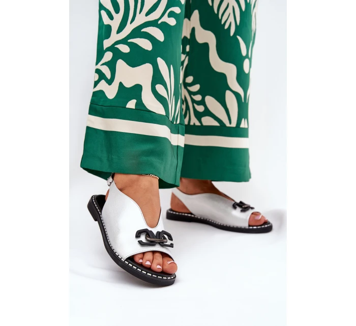 Sandály Na Ploché Podpatky S Dekorací Eko Kůže Stříbrné Tillireta Sandály Na Ploché Podpatky S Dekorací Eko Kůže Stříbrné Tillireta