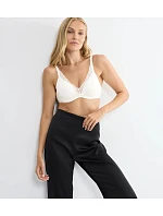 BODY MAKE-UP ILLUSION LACE – Podprsenka s komfortním supportem a krajkou Triumph BODY MAKE-UP ILLUSION LACE – Podprsenka s komfortním supportem a krajkou Triumph