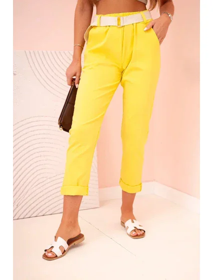 Dámské viskózové kalhoty s páskem a ohrnutými nohavicemi tmavě žlutá